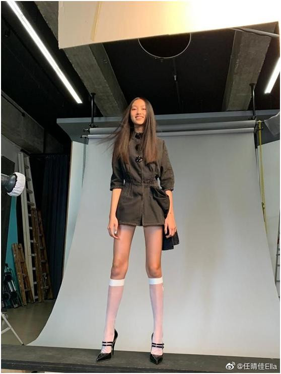 任達華女兒越來越成熟！「穿超緊運動裝」五官神似年輕版李嘉欣，「15歲身高180公分」繼承媽媽超模基因