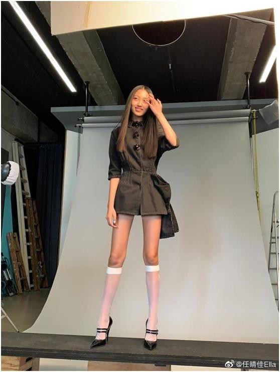 任達華女兒越來越成熟！「穿超緊運動裝」五官神似年輕版李嘉欣，「15歲身高180公分」繼承媽媽超模基因