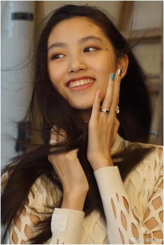 任達華女兒越來越成熟！「穿超緊運動裝」五官神似年輕版李嘉欣，「15歲身高180公分」繼承媽媽超模基因