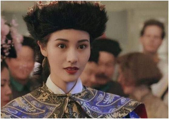 任達華女兒越來越成熟！「穿超緊運動裝」五官神似年輕版李嘉欣，「15歲身高180公分」繼承媽媽超模基因