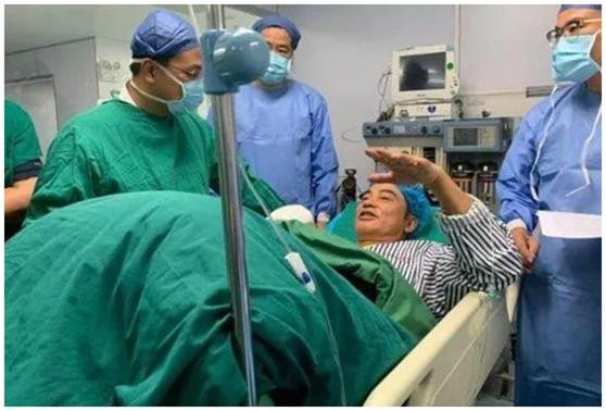 任達華女兒越來越成熟！「穿超緊運動裝」五官神似年輕版李嘉欣，「15歲身高180公分」繼承媽媽超模基因