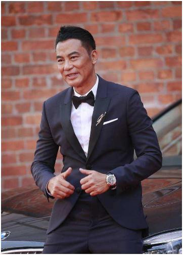 任達華女兒越來越成熟！「穿超緊運動裝」五官神似年輕版李嘉欣，「15歲身高180公分」繼承媽媽超模基因