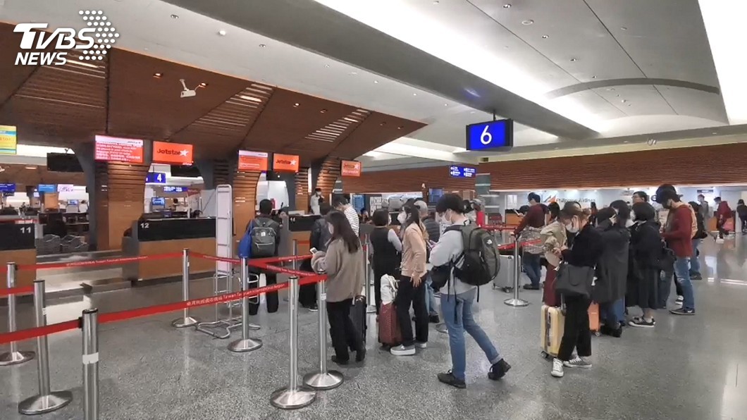 凌晨4點守桃機檢疫！第一線醫生脫下口罩「臉上留光榮印記」　汗水淋溼頭髮「求幫忙2件事」網秒淚崩