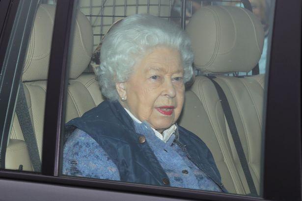 真英王室頂樑柱!凱特威廉「代女王」慰問一線人員,王妃「粉套裝幹練時尚」氣場全開