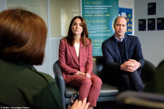 真英王室頂樑柱!凱特威廉「代女王」慰問一線人員,王妃「粉套裝幹練時尚」氣場全開