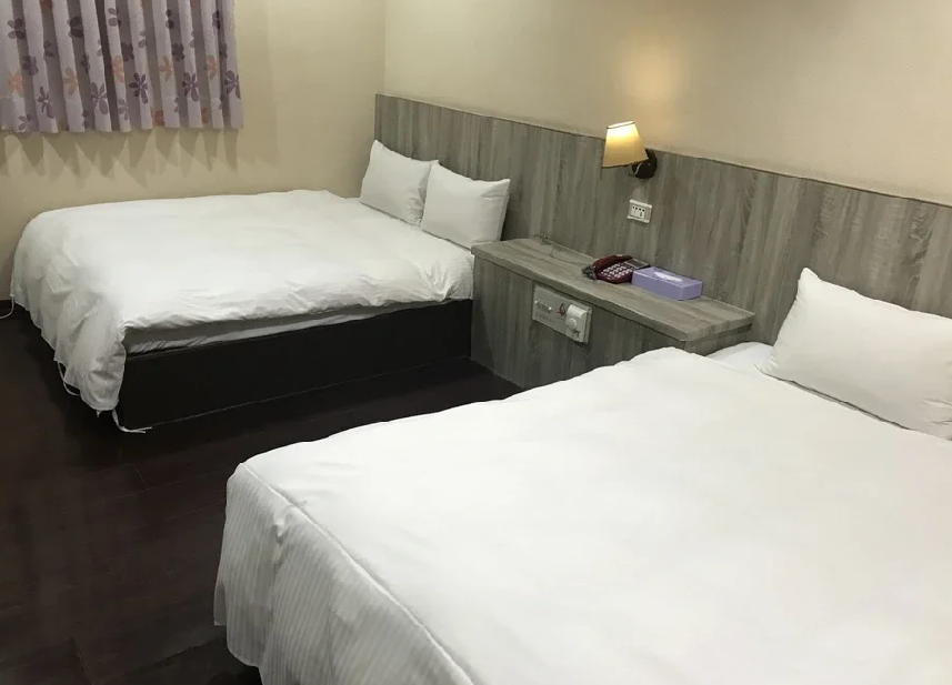 插座擺在天花板！跟同事住旅館「想充電要先搬椅子」　無奈問「到底誰設計的」網驚：快拔掉啊