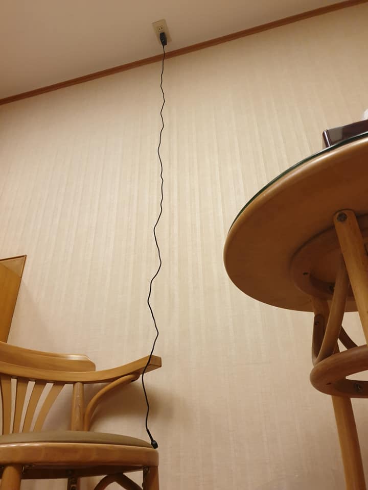 插座擺在天花板！跟同事住旅館「想充電要先搬椅子」　無奈問「到底誰設計的」網驚：快拔掉啊