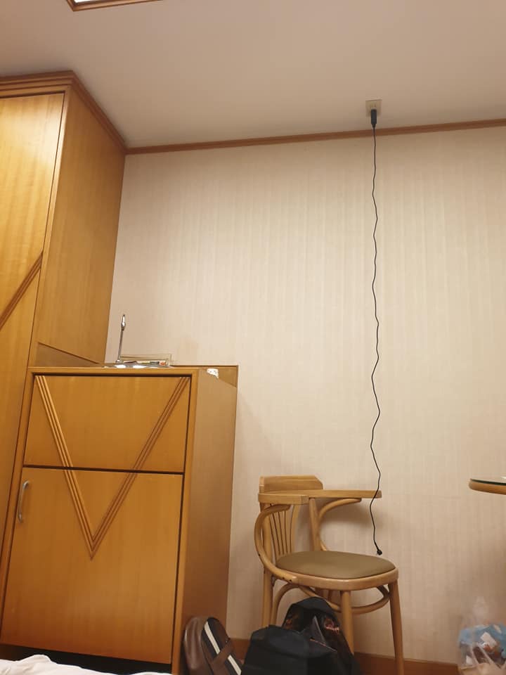 插座擺在天花板！跟同事住旅館「想充電要先搬椅子」　無奈問「到底誰設計的」網驚：快拔掉啊