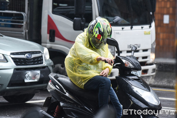 今天飆破31度！下周開始「2波鋒面襲台灣」下雨轉冷　氣象專家曝「氣溫暴跌7度」：冬衣先別收