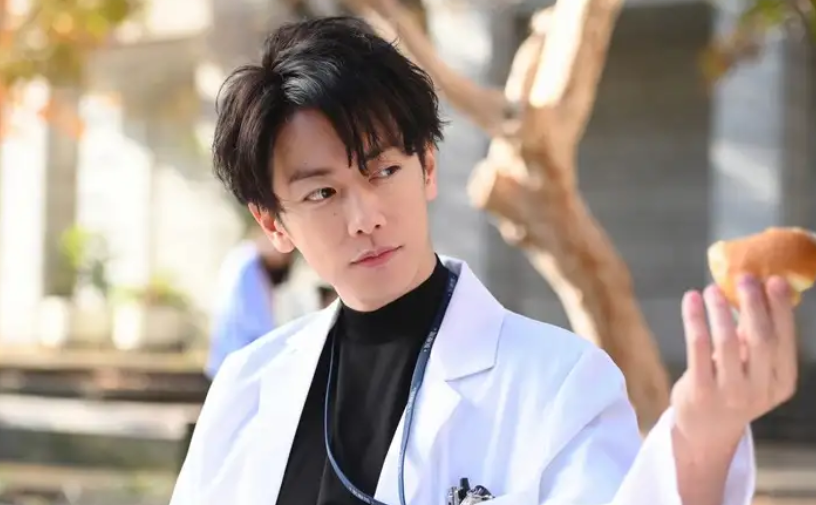 天堂醫生從小就好帥！佐藤健「劇中傲嬌撩人模樣」迷倒影迷　學生照曝光 「連跑步都超像偶像劇」❤