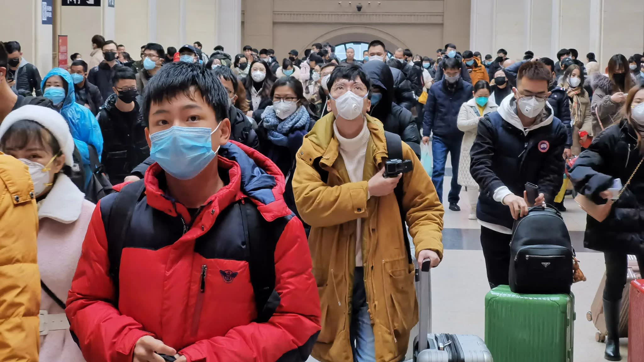 口罩飆破萬元！西班牙「第一線醫護物資缺乏」　衛生部長淚曝「當地受疫情衝擊現況」哽咽到說不出話