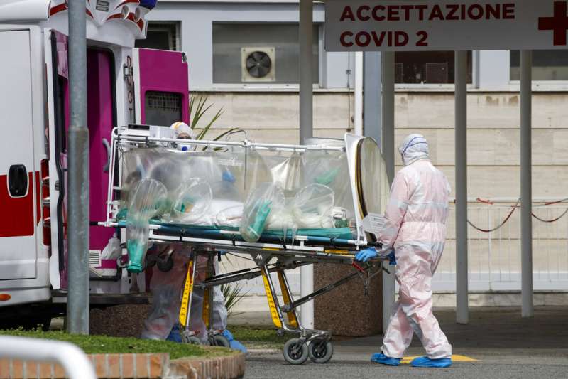 口罩飆破萬元！西班牙「第一線醫護物資缺乏」　衛生部長淚曝「當地受疫情衝擊現況」哽咽到說不出話