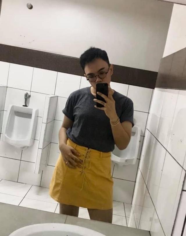 男子與妹妹「公廁裡互換下裝」！穿短裙開心自拍引爆網路　得知背後原因全網爆讚：世紀好哥哥