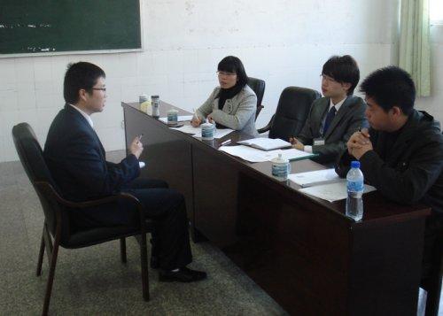 面試官：當你有一億時，你會換老婆嗎？男子回答後倆字後，面試官竟然把他給錄取了