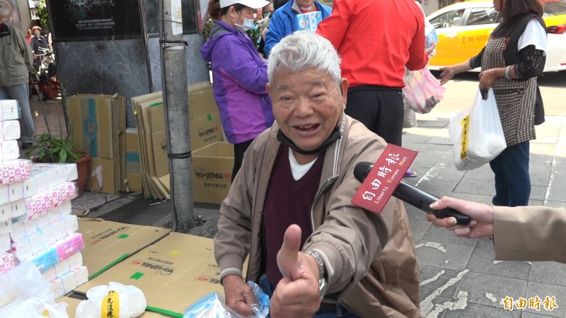 衛生紙搶購一空！老闆刈包吉霸氣喊：「買不到都來找我拿」　自掏腰包「送3000包衛生紙」在地人曝：他對街友也超好
