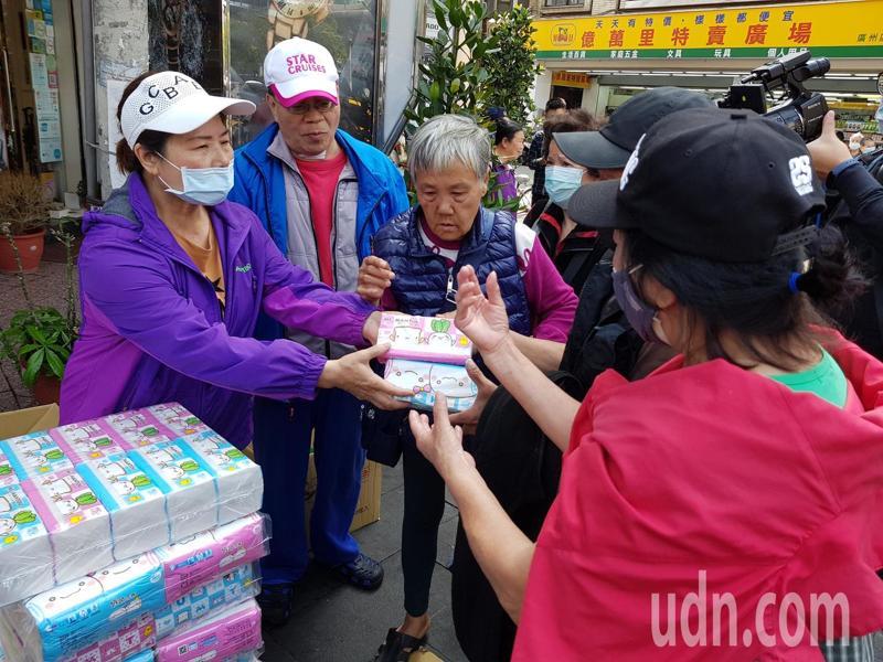 衛生紙搶購一空！老闆刈包吉霸氣喊：「買不到都來找我拿」　自掏腰包「送3000包衛生紙」在地人曝：他對街友也超好