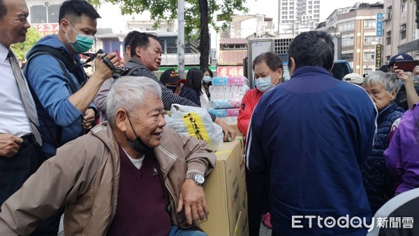 衛生紙搶購一空！老闆刈包吉霸氣喊：「買不到都來找我拿」　自掏腰包「送3000包衛生紙」在地人曝：他對街友也超好