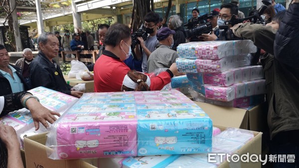 衛生紙搶購一空！老闆刈包吉霸氣喊：「買不到都來找我拿」　自掏腰包「送3000包衛生紙」在地人曝：他對街友也超好