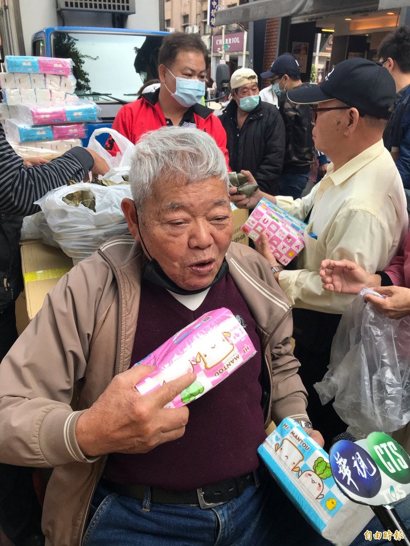 衛生紙搶購一空！老闆刈包吉霸氣喊：「買不到都來找我拿」　自掏腰包「送3000包衛生紙」在地人曝：他對街友也超好