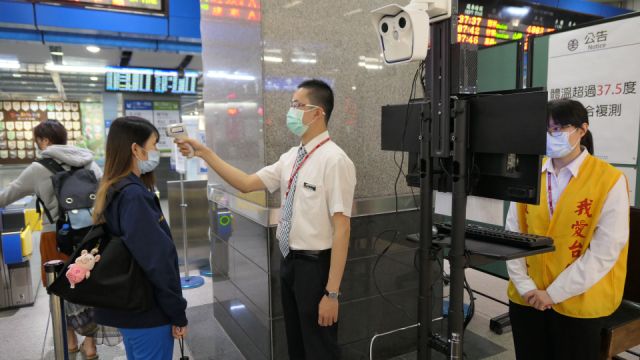 說要照顧家人！台鐵員工「偷跑杜拜嗨玩」隱瞞旅遊史　肺部發炎被抓包「1天至少接觸50人」