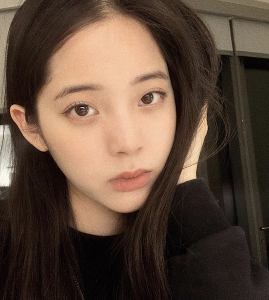 19歲超會賺！歐陽娜娜「曬出公司員工證」宣布入職　傳被挖角當高層「年薪打趴一票人」