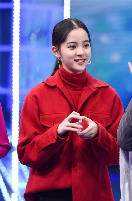 19歲超會賺！歐陽娜娜「曬出公司員工證」宣布入職　傳被挖角當高層「年薪打趴一票人」