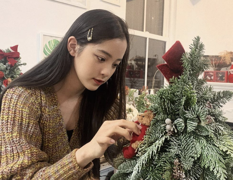 19歲超會賺！歐陽娜娜「曬出公司員工證」宣布入職　傳被挖角當高層「年薪打趴一票人」