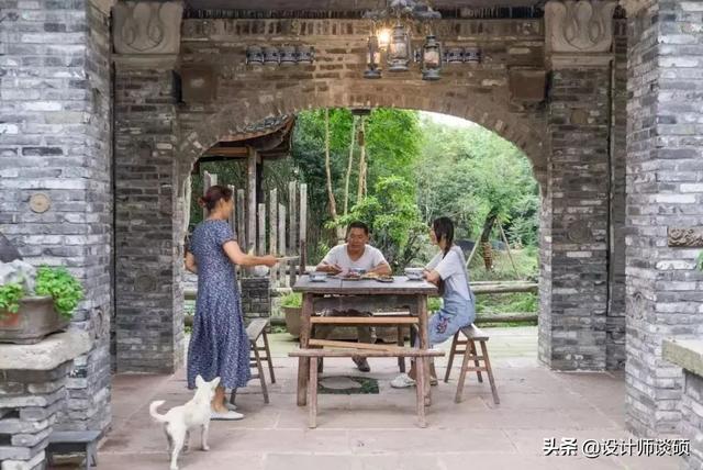 擁30畝森林！一家三口「住400㎡中式宅院」卻穿20元布衣　鷺鳥相伴「滿身泥種樹」女兒搬來：爸爸真的很傻