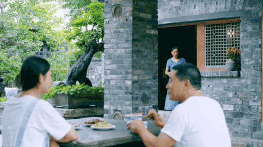 擁30畝森林！一家三口「住400㎡中式宅院」卻穿20元布衣　鷺鳥相伴「滿身泥種樹」女兒搬來：爸爸真的很傻