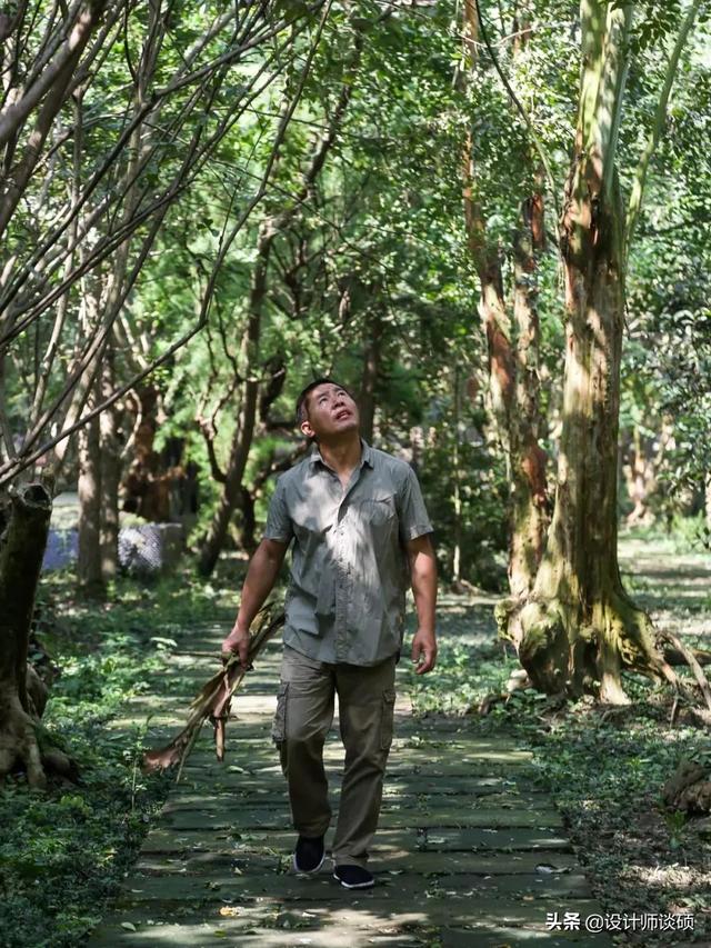 擁30畝森林！一家三口「住400㎡中式宅院」卻穿20元布衣　鷺鳥相伴「滿身泥種樹」女兒搬來：爸爸真的很傻