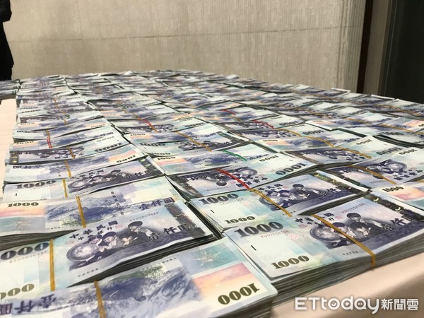 買房不想貸款！土豪哥「決定扛400萬鈔票」到現場付清　內行人急喊母湯：「後續麻煩大了」