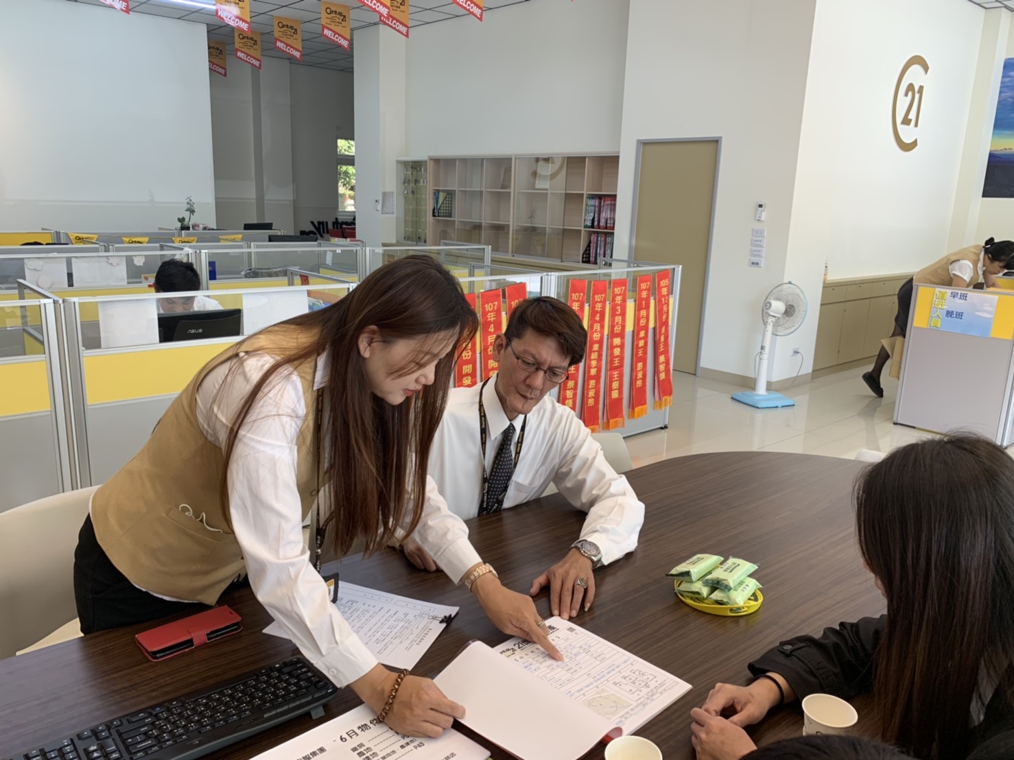 買房不想貸款！土豪哥「決定扛400萬鈔票」到現場付清　內行人急喊母湯：「後續麻煩大了」