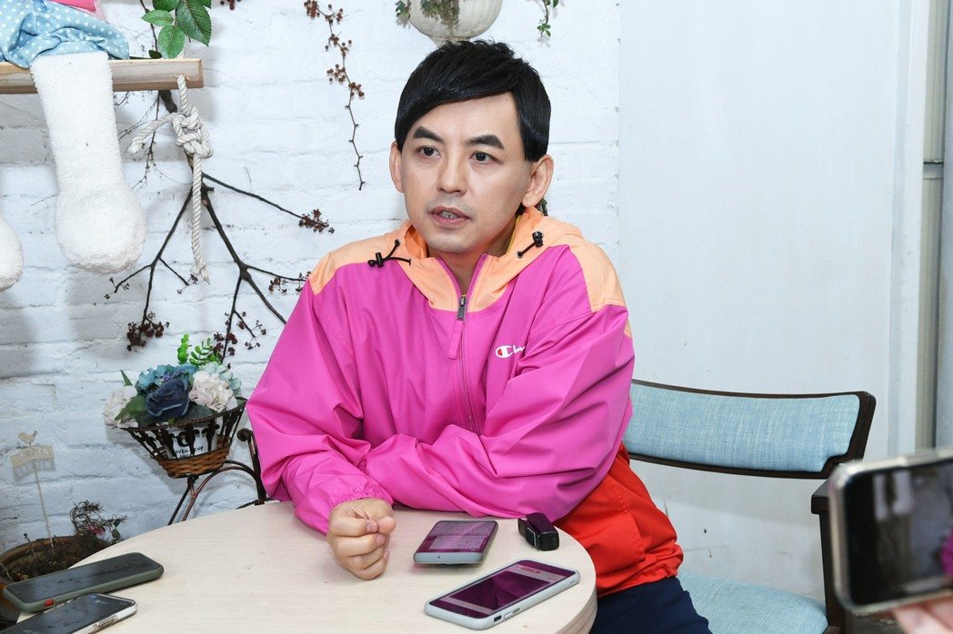 16歲離家闖蕩！黃子佼曾窮到「連一塊都要計較」靠雙手打拼　「第6度奪金鐘不自豪」默默提攜後輩