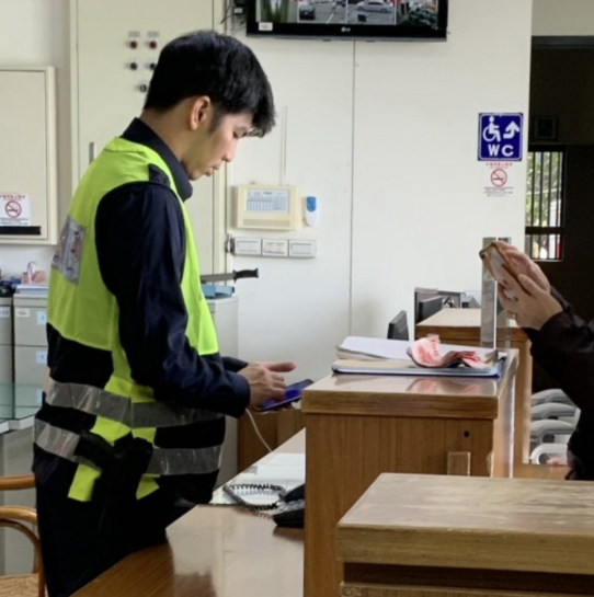 女兒偷老師東西！單親爸爸「忍痛送進警察局」趁機教育　堅持「品行比成績重要」自責：一切都怪我