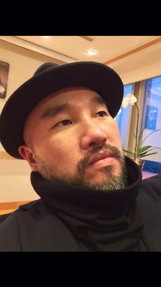 辛龍痛失摯愛首現身！「滿臉憔悴」快閃進靈堂　「提前2小時陪劉真」送妻最後一程