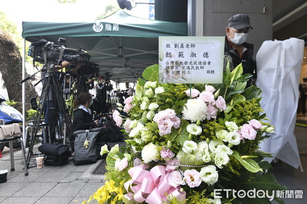 辛龍痛失摯愛首現身！「滿臉憔悴」快閃進靈堂　「提前2小時陪劉真」送妻最後一程