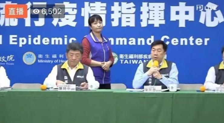 為什麼桌上有橘子？她看疫情記者會好困惑　網友一看秒笑翻「跳出來認真解答」：真的很容易誤會！