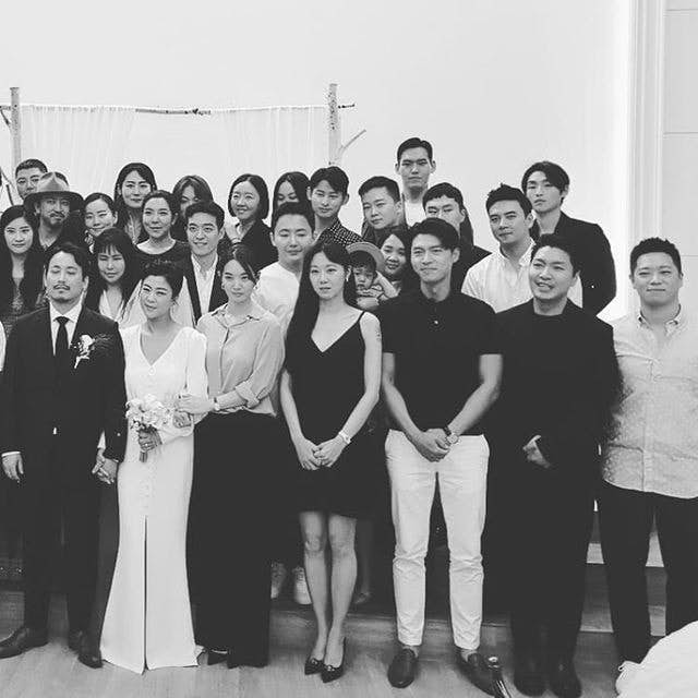 誰才是主角！玄彬參加婚禮「太平洋寬肩電暈全場」　下秒「望向新娘寵溺一笑」太甜：新郎要吃醋了啦