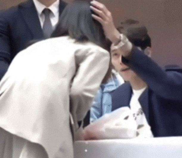 誰才是主角！玄彬參加婚禮「太平洋寬肩電暈全場」　下秒「望向新娘寵溺一笑」太甜：新郎要吃醋了啦
