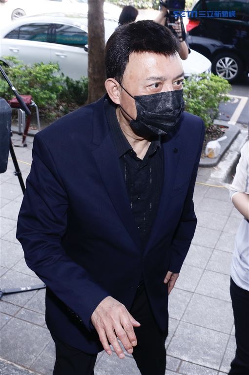 辛龍痛失摯愛首現身！「滿臉憔悴」快閃進靈堂　「提前2小時陪劉真」送妻最後一程