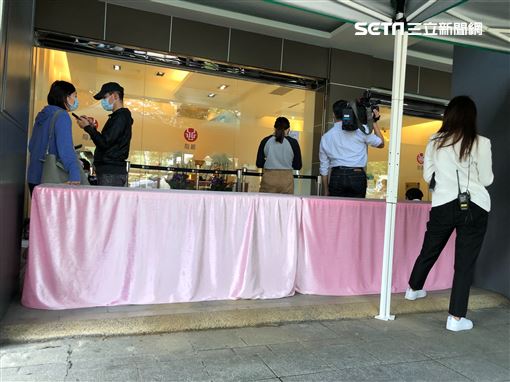 辛龍痛失摯愛首現身！「滿臉憔悴」快閃進靈堂　「提前2小時陪劉真」送妻最後一程