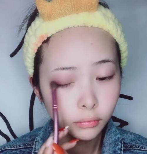 逆天化妝術！美女突發奇想在臉上畫「五官分離妝」被笑不可能    看到成品：「魂都被嚇飛了」