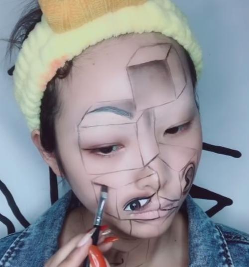 逆天化妝術！美女突發奇想在臉上畫「五官分離妝」被笑不可能    看到成品：「魂都被嚇飛了」