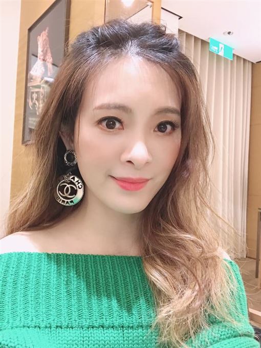 白髮人送黑髮人！「劉真父母緊依」進靈堂悲痛不語　「親送愛女最後一程」盼只記得她的好