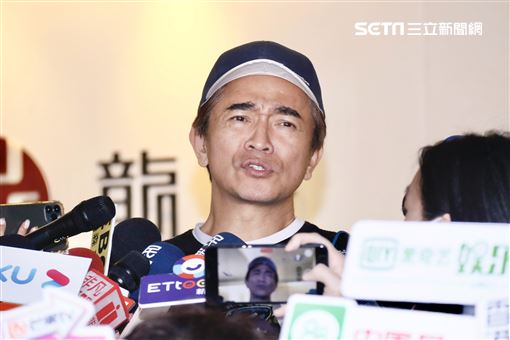 白髮人送黑髮人！「劉真父母緊依」進靈堂悲痛不語　「親送愛女最後一程」盼只記得她的好