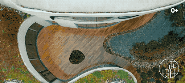 整棟別墅「沒有一面牆是直的」如詩如畫　室內裝潢前衛「頂上超大花園」與自然融為一體