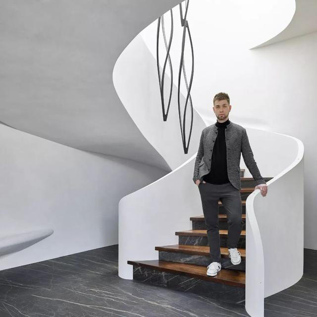 整棟別墅「沒有一面牆是直的」如詩如畫　室內裝潢前衛「頂上超大花園」與自然融為一體