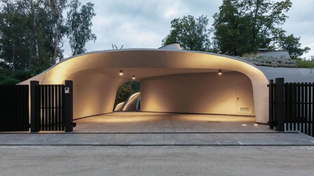 整棟別墅「沒有一面牆是直的」如詩如畫　室內裝潢前衛「頂上超大花園」與自然融為一體