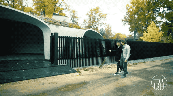 整棟別墅「沒有一面牆是直的」如詩如畫　室內裝潢前衛「頂上超大花園」與自然融為一體