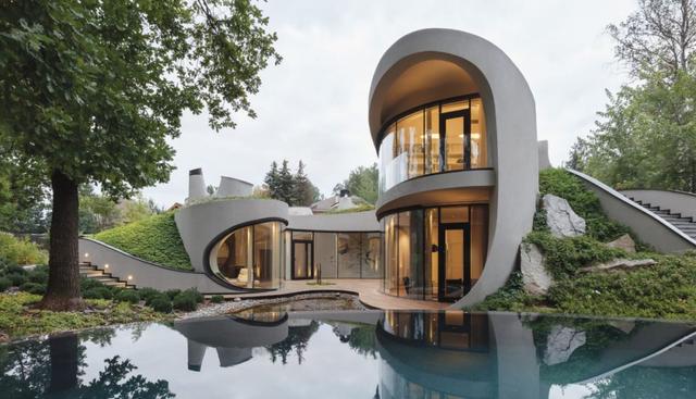 整棟別墅「沒有一面牆是直的」如詩如畫　室內裝潢前衛「頂上超大花園」與自然融為一體